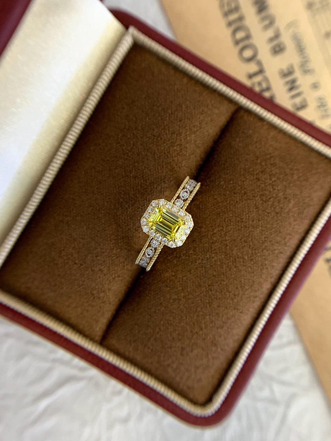 The Brilliant Choice — Round Diamond Ring · Yellow Gold