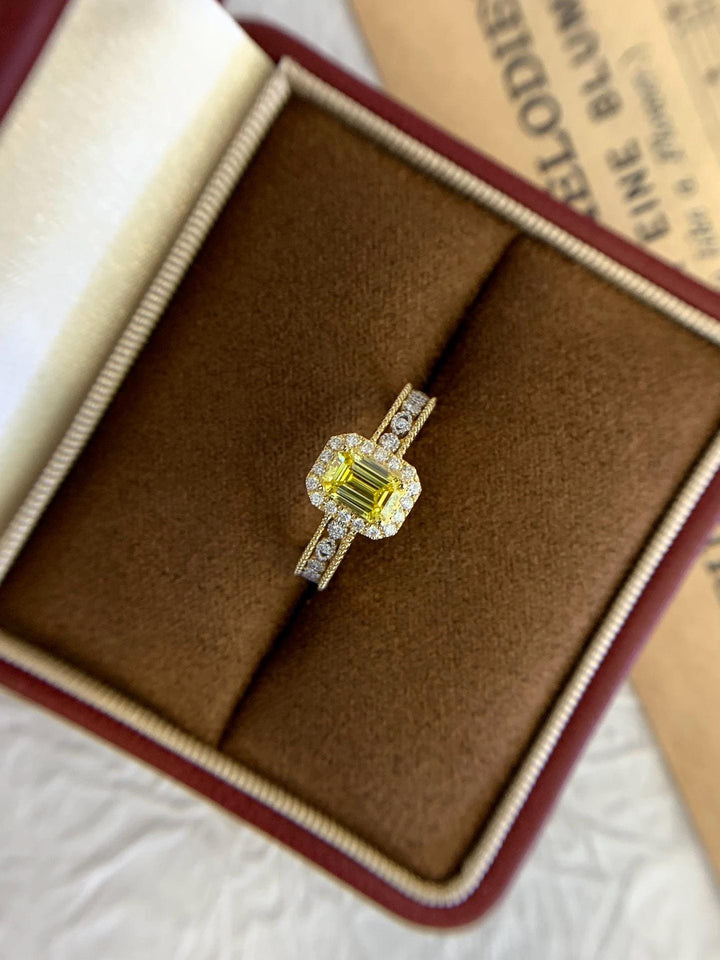 The Brilliant Choice — Round Diamond Ring · Yellow Gold
