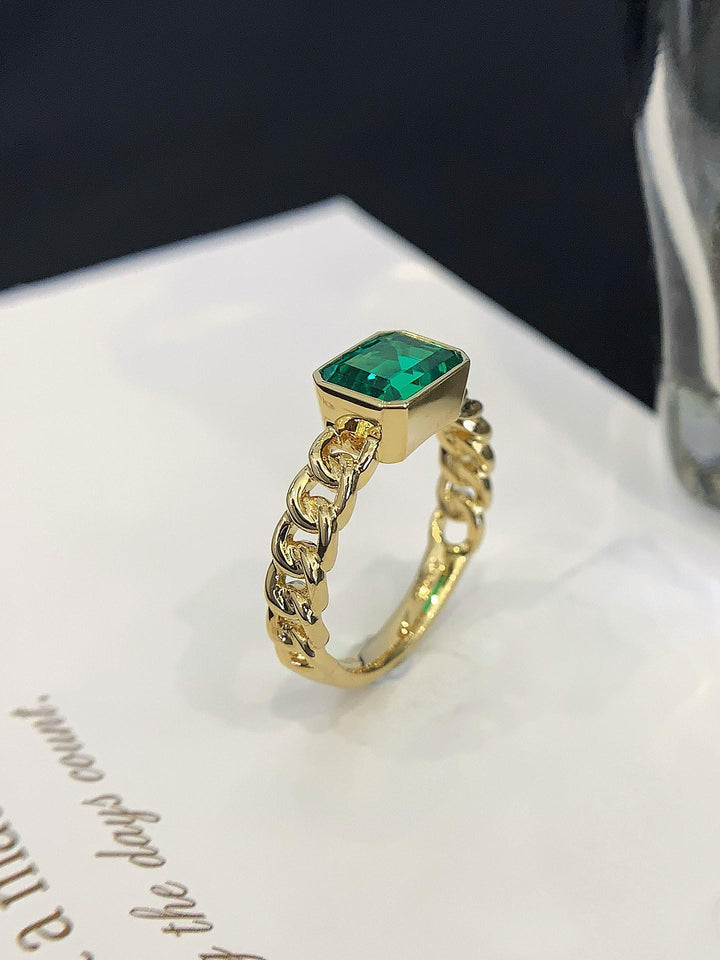 Make the Room Notice — Emerald Chain Link Statement Ring · Gold