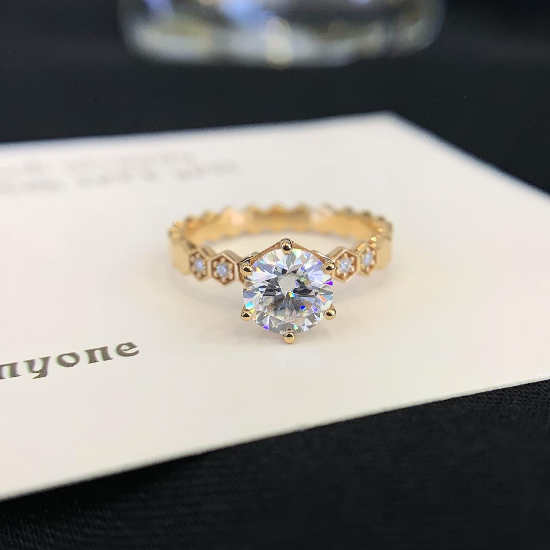 Modern Architecture, Eternal Diamond — Round Solitaire · 14K Gold Hexagon Band